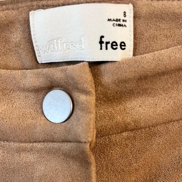 ✨ARITZIA x WILFRED FREE✨Centinela Faux Suede Button Mini Skirt