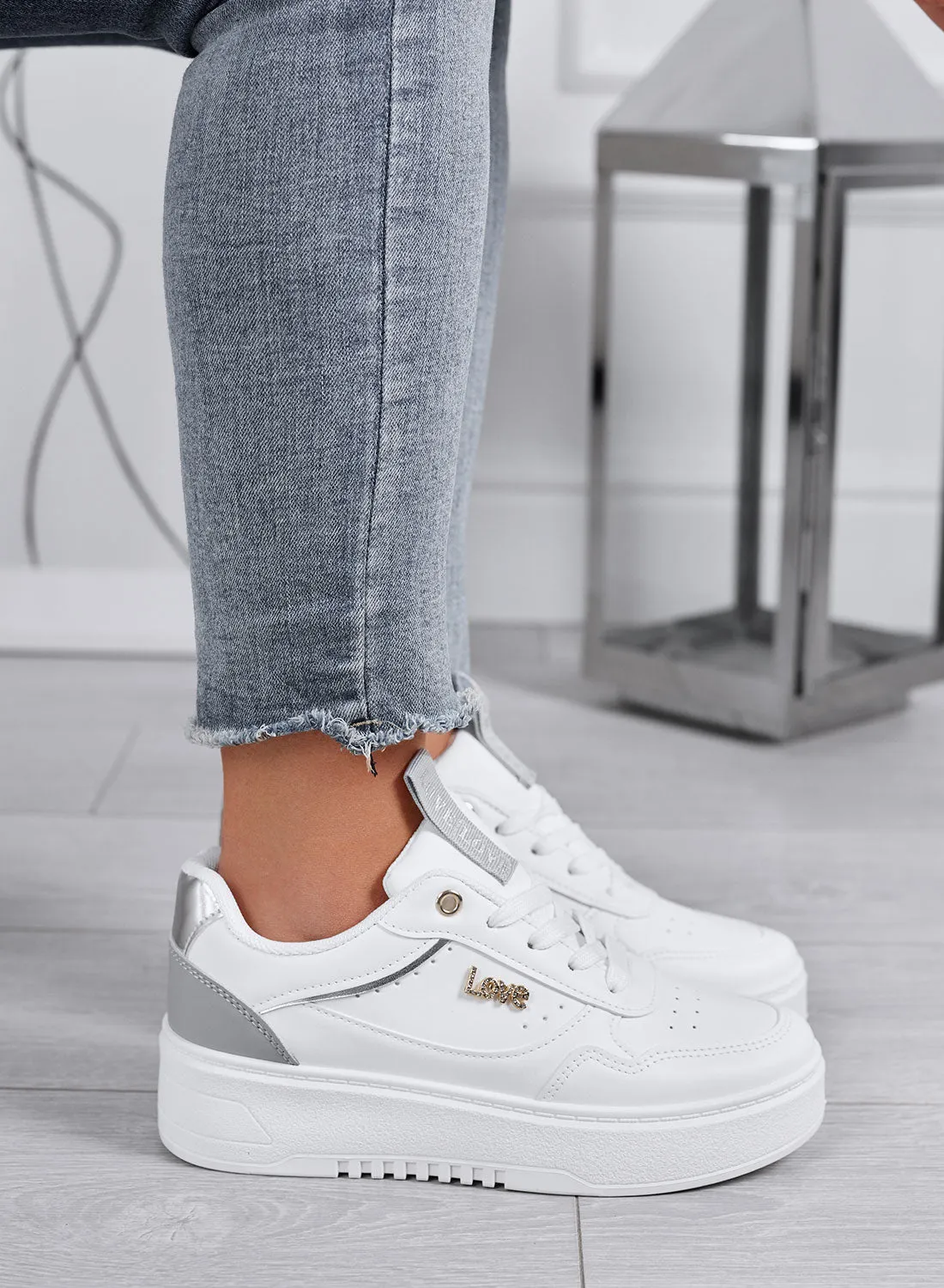 SHINE - Sneakers bianche con dettagli grigi e scritta Love